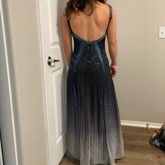 Beautiful beaded formal dress - Picture 1 of 4